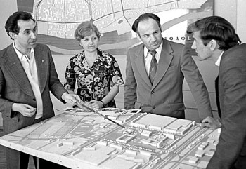Начало 70-х. Идет обсуждение генплана Новополоцка. Главный архитектор города Макс Шлеймович – крайний слева.
