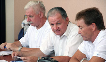 Заместитель председателя городской федерации биатлона Валерий Гущин, он же директор Новополоцкого УОРа (на фото в центре), был сдержан в оценках