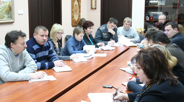 Общение с новополочанами проходит в присутствии начальников отделов и служб горисполкома, руководителей ряда социально значимых организаций.