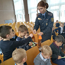 Надежда Касперович раздает фликеры учащимся СШ №7 г.Новополоцка