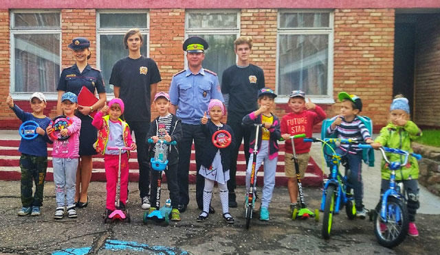 На фото: занятия с детьми проводят старший госавтоинспектор отдела ГАИ Дмитрий Кулак и инспектор профилактики ООПП Новополоцкого ГОВД Надежда Касперович.