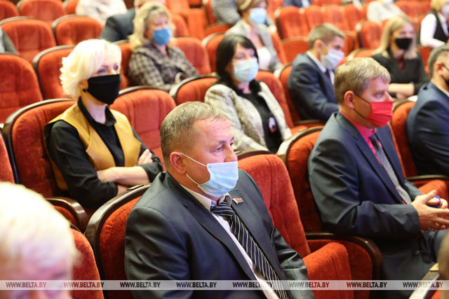В Новополоцке прошло выездное заседание научно-консультативного совета при Президиуме Совета Республики Национального собрания Беларуси. Эксперты под председательством спикера верхней палаты Натальи Кочановой обсудили перспективы развития инновационно-промышленного Новополоцкого нефтехимического кластера. Фото Александра Хитрова (БЕЛТА)